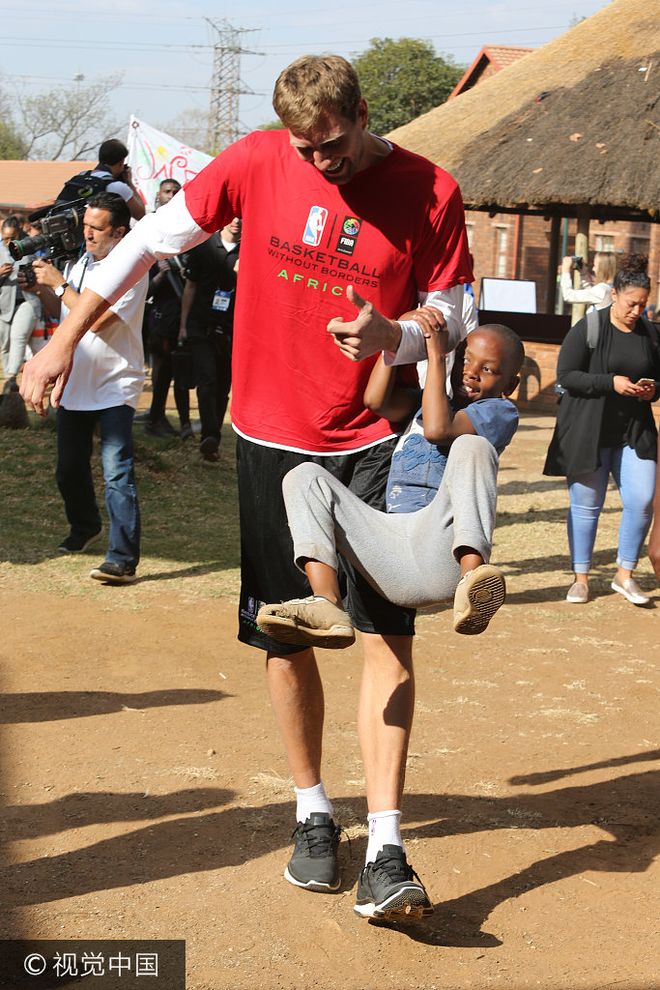 关于孟菲斯灰熊训练开放日；清晨完成体检引欢呼；NBA常规赛在即；团队化学反应显著的信息-lol官网直播平台